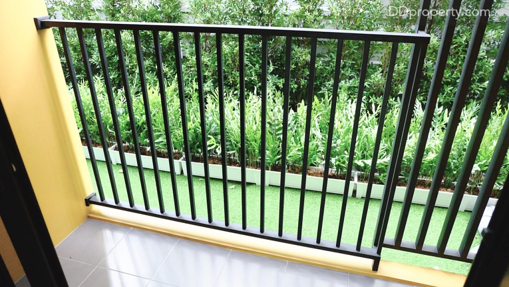 ระเบียงที่อยู่ติดกับ พื้นที่ครัวกว้างประมาณ 1.5 เมตร พื้นปูด้วย เซรามิกขนาด 30x30 ซม.