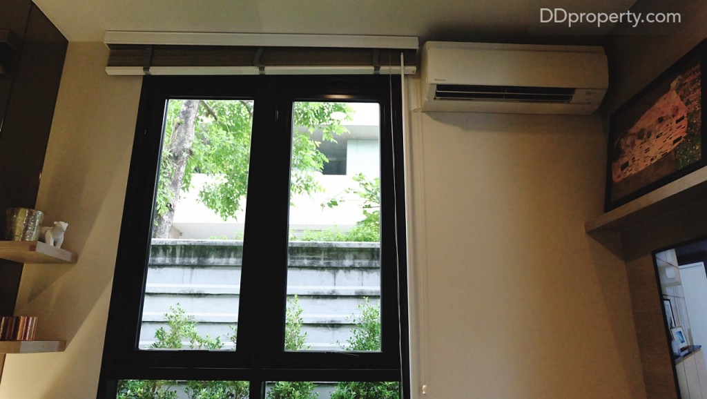 หน้าต่างภายในห้องนอนเล็กเป็นกระจกบานกระทุ้ง แอร์ที่ได้เป็นขนาด 9,000 BTU โปรโมชั่นวันพรีเซล