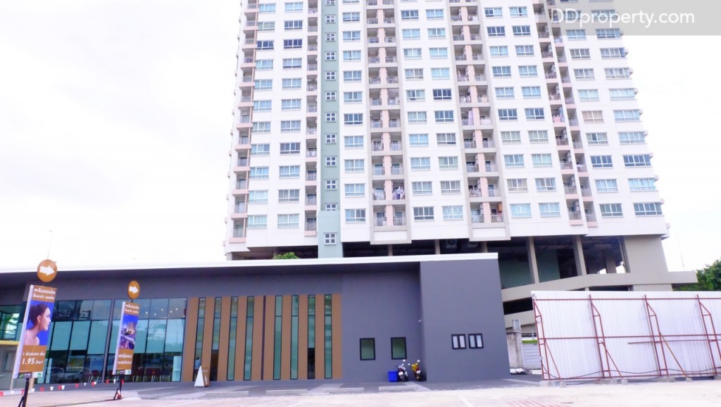 อาคารสำนักงานขาย (ด้านหลังคือโครงการลุมพินี สวีท ปิ่นเกล้า )