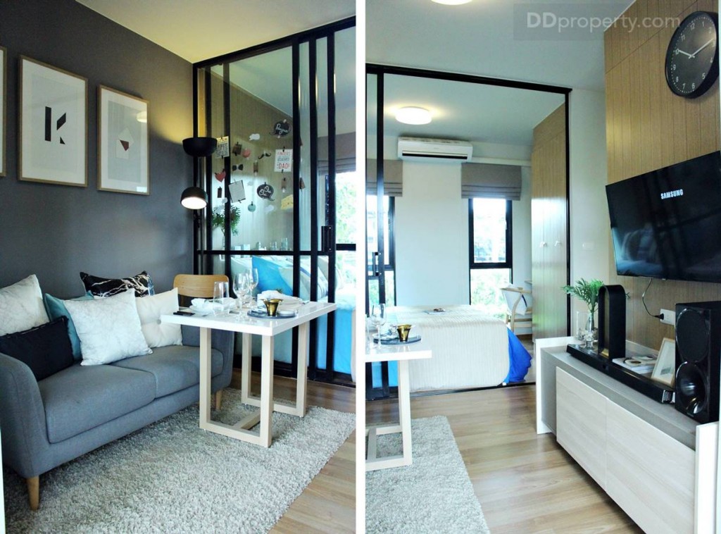 เมื่อเข้ามาภายในห้องจะเป็นห้องนั่งเล่น ด้านซ้ายจะมีการวางโซฟาแบบ 2 ที่นั่ง ด้านขวาเป็นชั้นวางทีวีแต่ห้องจริงก็เป็นห้องเปล่าๆ นี่เป็นไอเดียในการแต่งห้องเท่านั้น