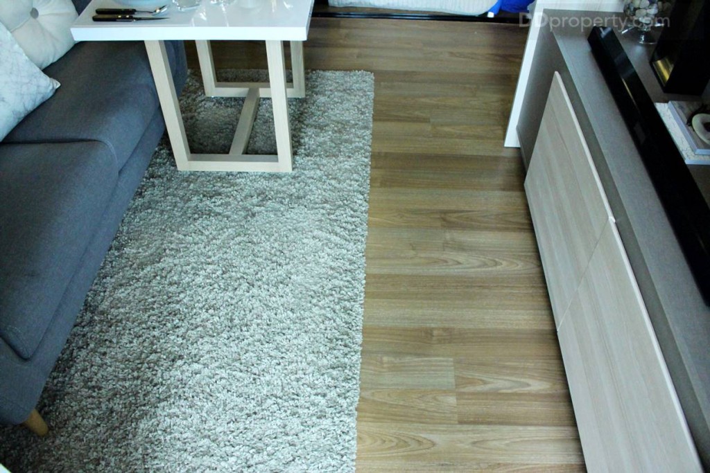 ระยะห่างระหว่างชั้นวางทีวีกับโซฟา 1.3 เมตร โดยประมาณ ทำให้เห็นว่าหน้ากว้างบริเวณนี้น่าจะอยู่ที่ประมาณ 3 เมตร