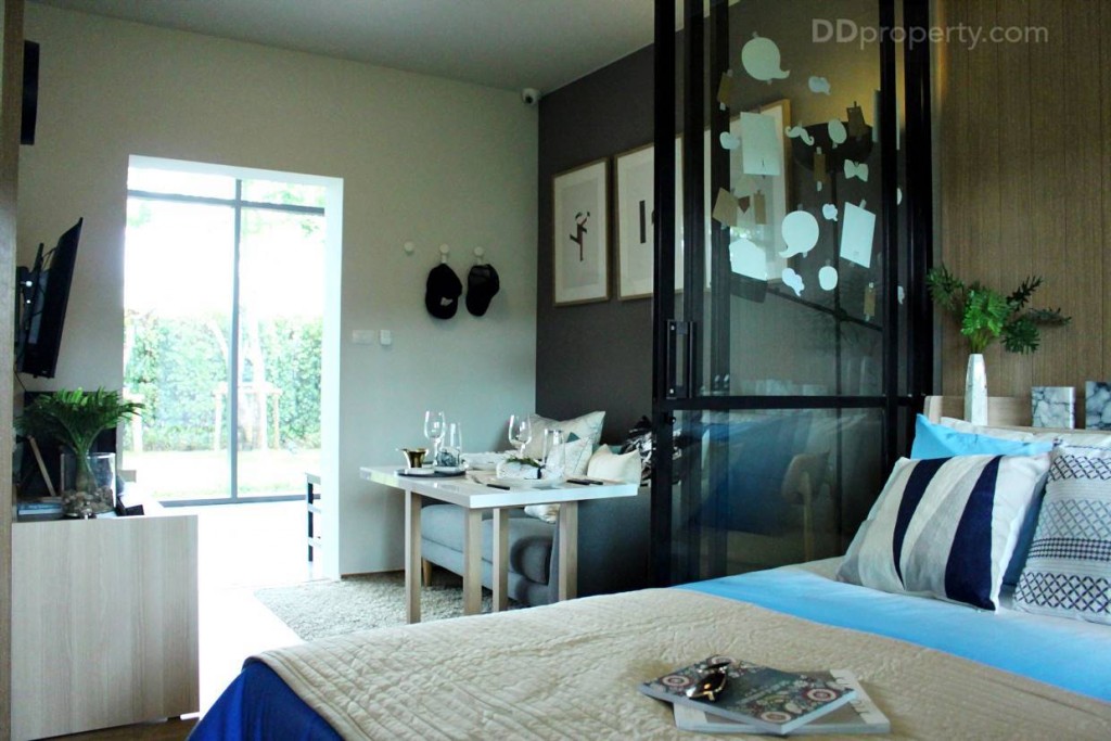 มุมมองจากภายในห้องนอน แสดงให้เห็นถึงความสูงของเพดานห้องประมาณ 2.6 เมตร