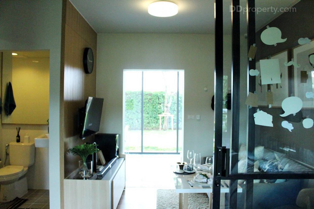 มุมมองจากด้านในของห้อง