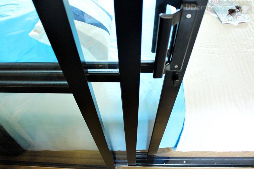 ฉากกั้นห้องที่ใช้เป็นกระจกบานสไลด์แบบ 3 ตอน ขอบอะลูมิเนียมดำ ห้องจริงไม่มีให้นะครับนี่เป็นแค่ไอเดียการแต่งห้อง