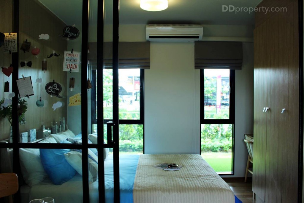 มุมมองภายในห้องนอนหน้ากว้างเกือบ 4 เมตร มีหน้าต่าง 2 จุดแบบบานกระทุ้ง แอร์ห้องนี้ใช้ 9,000 BTU ก็เย็นแล้ว