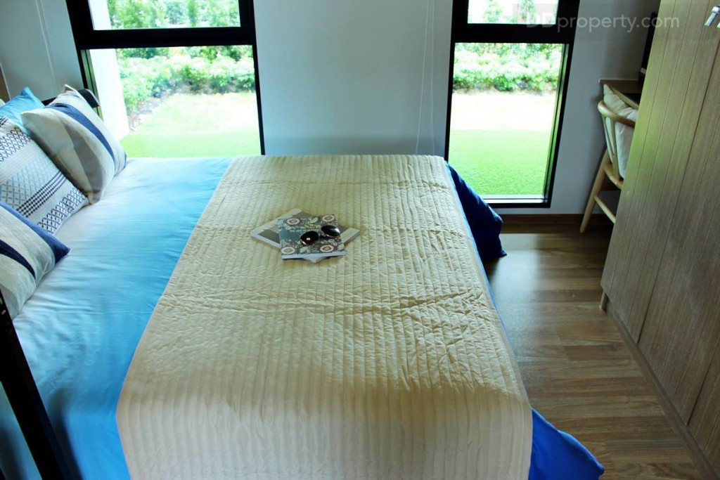 พื้นห้องเป็นลามิเนตหนา 8 มม. พื้นที่ว่างปลายเตียงประมาณ 0.5 เมตร