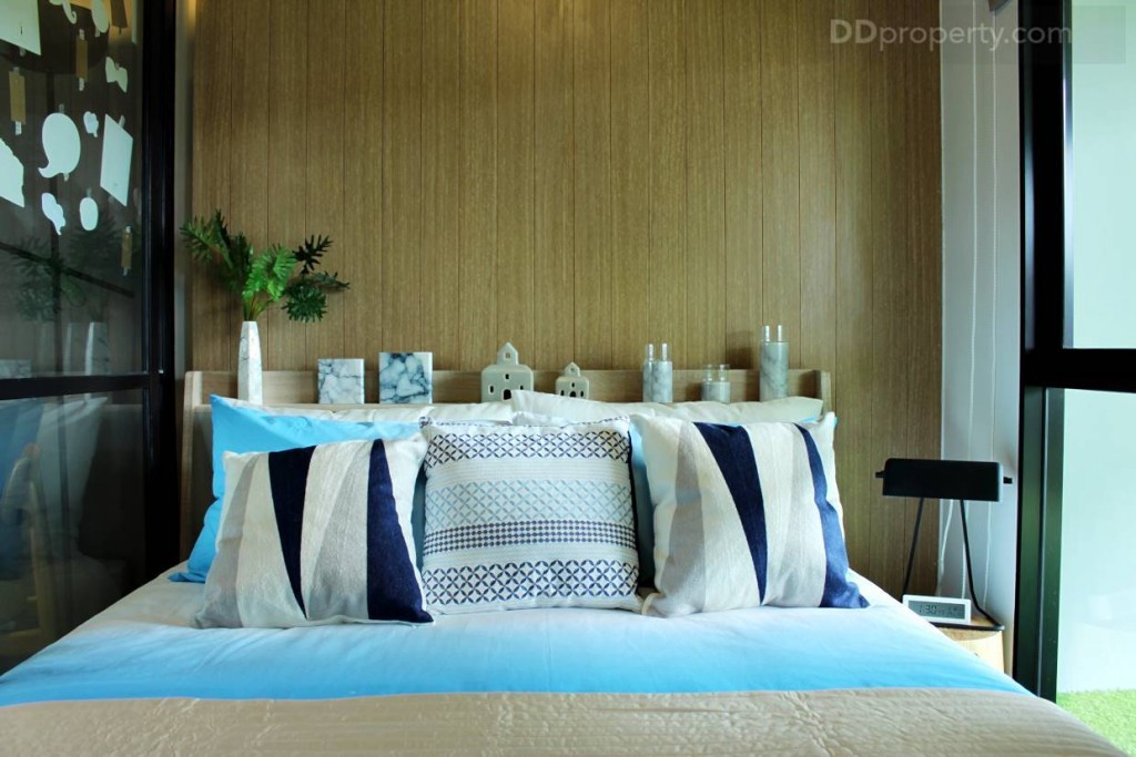 เตียงขนาด 5 ฟุต ถูกนำมาจัดวางภายในห้องนอน