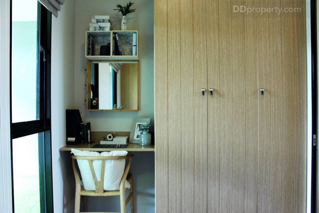 ด้านหน้าถูกบิลท์อินเป็นตู้เสื้อผ้าและโต๊ะหนังสือ ซึ่งเป็นเพียงไอเดียเท่านั้น ห้องจริงไม่มีให้