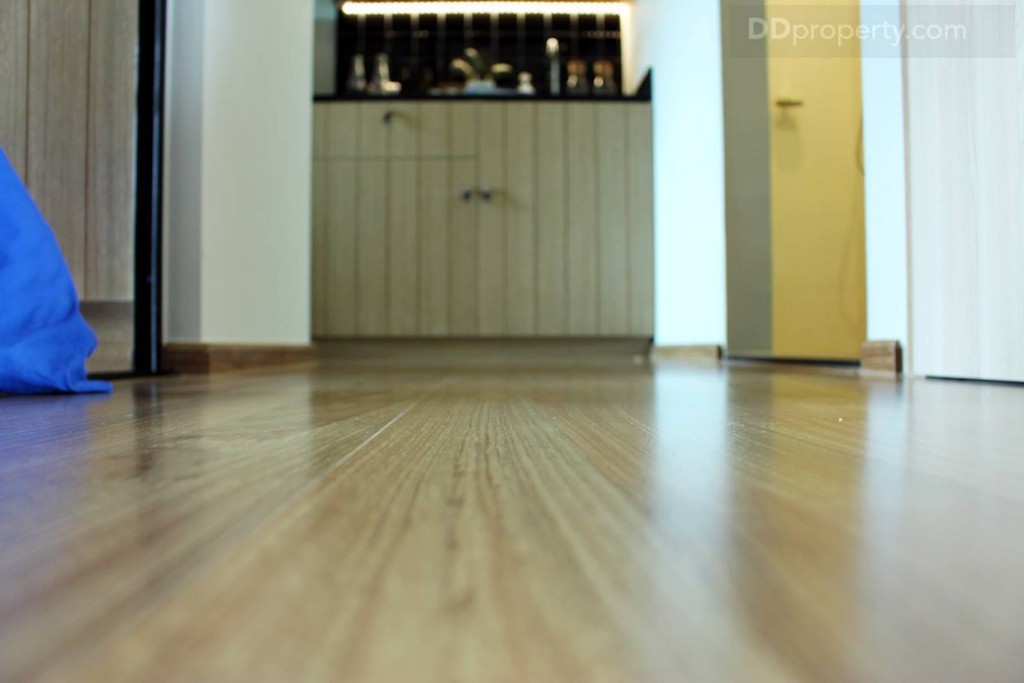 พื้นห้องปูด้วยลามิเนตลายไม้หนา 8 มม. ตามมาตรฐาน