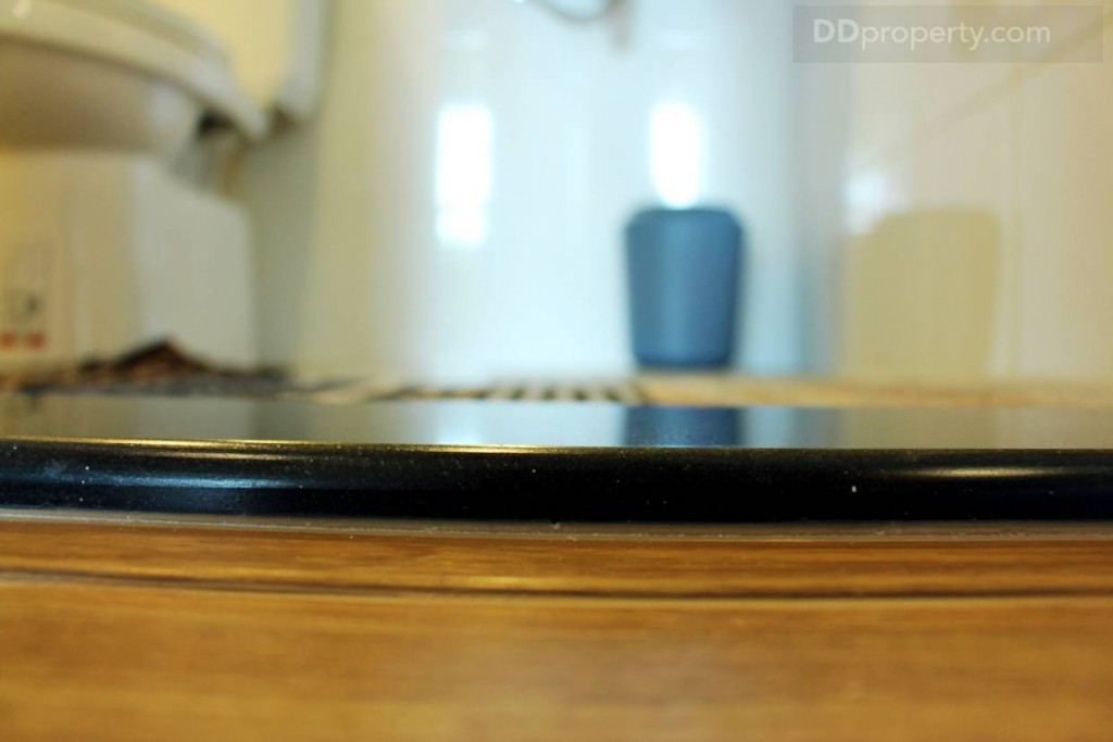 ระหว่างพื้นห้องกับพื้นห้องน้ำมีการยกขอบเพื่อกันน้ำเข้าห้อง ท็อปด้วยหินสีดำธรรมชาติ