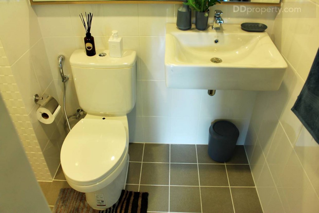 สุขภัณฑ์ภายในห้องน้ำเป็นของ American Standard หรือเทียบเท่า แต่ห้องตัวอย่างเป็นของ American Standard