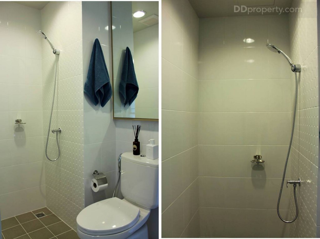 รูปซ้ายแสดงให้เห็นมุมมองภายในห้องน้ำ รูปขวาเป็นขนาดของห้องอาบน้ำ