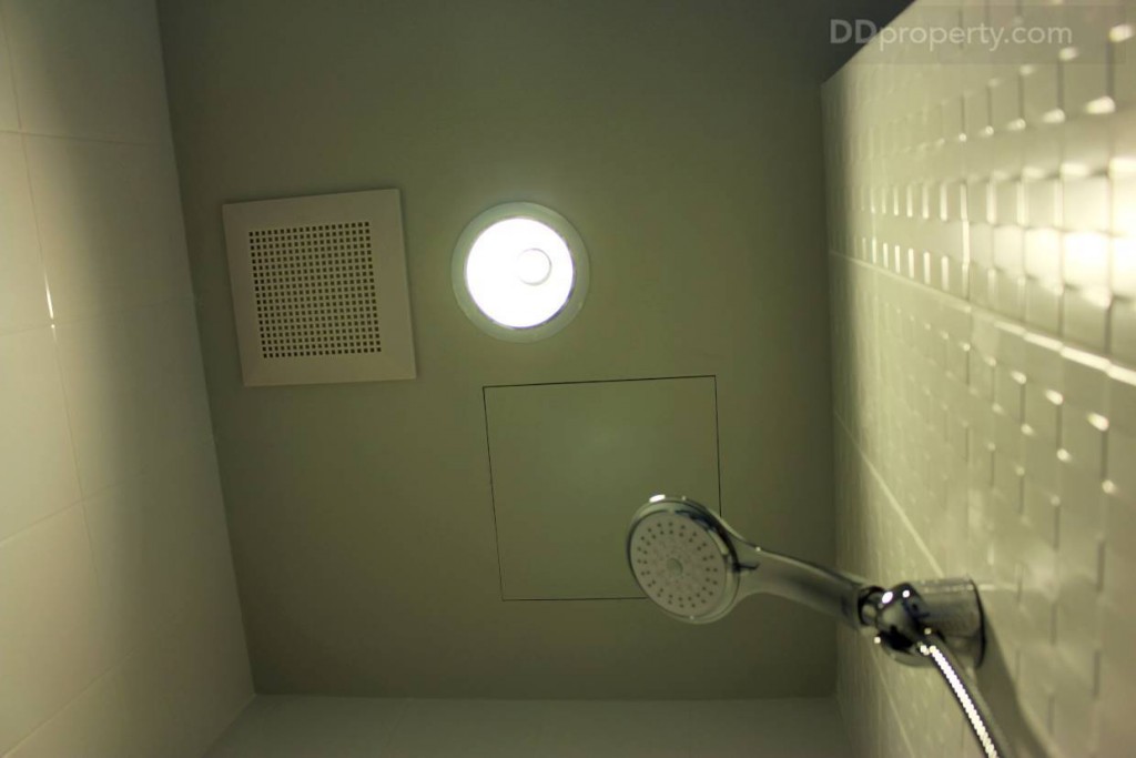 ไฟในห้องเป็นแบบดาวน์ไลท์ พร้อมที่ดูดอากาศ และมีการวางระบบไฟ เพื่อใครจะติดเครื่องทำน้ำอุ่นก็เดินสายได้สบายๆ