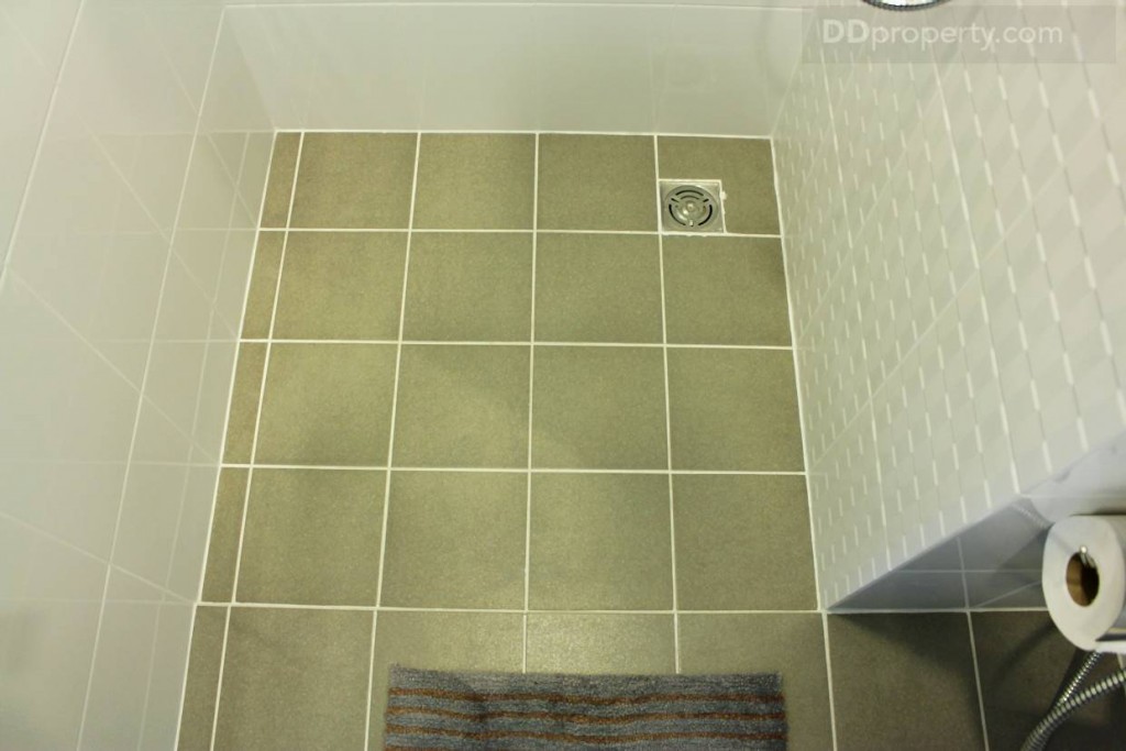 พื้นที่ภายในห้องอาบน้ำประมาณ 1 x 1 เมตร โดยประมาณ ภายในห้องน้ำปูกระเบื้องเซรามิกตามแบบที่เห็นในห้องตัวอย่างทุกประการ