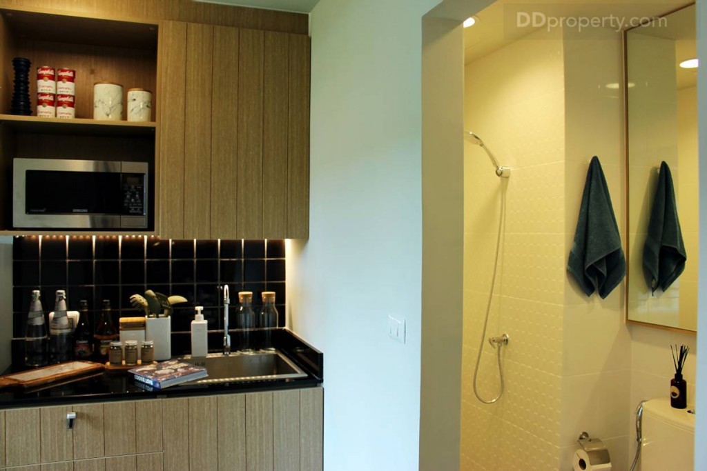 พื้นที่ห้องครัวจะอยู่ถัดมาจากห้องน้ำ ประตูห้องน้ำเป็น HDF