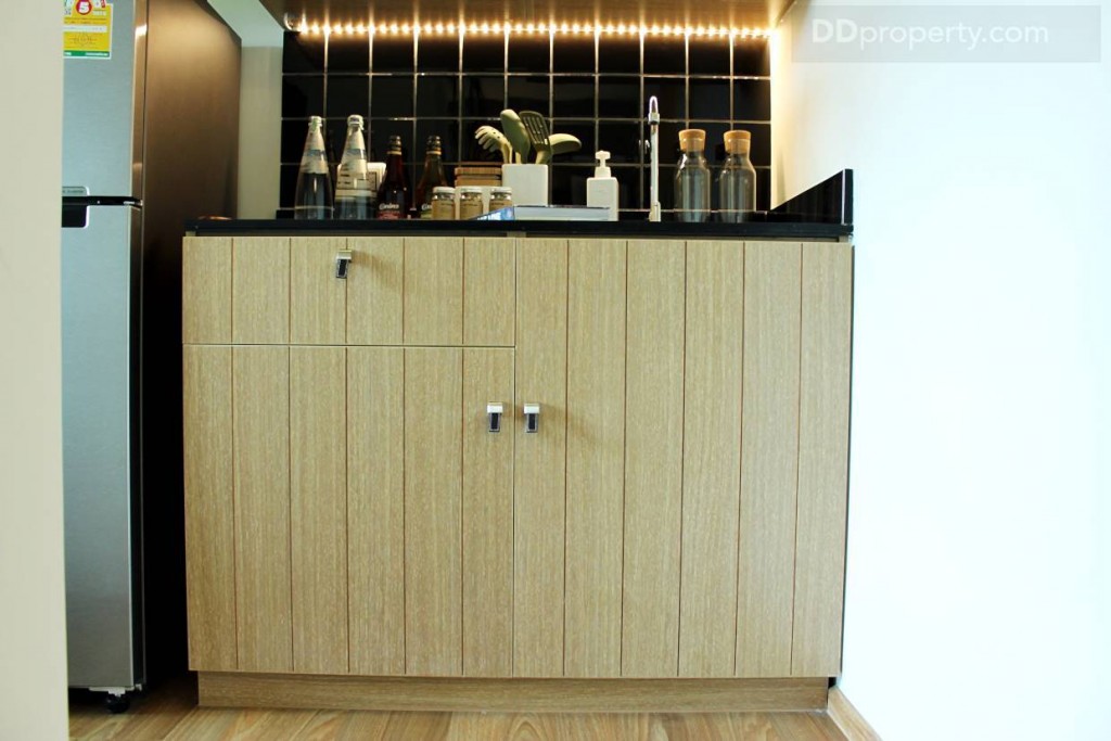 ตู้เก็บของด้านล่างบิลท์อินท็อปด้านลามิเนตลายไม้