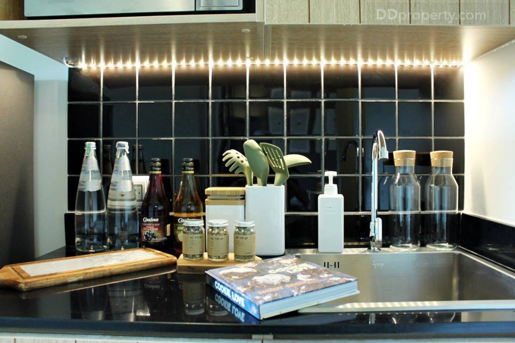 ผนังครัวปูกระเบื้อง แบบเดียวกับห้องตัวอย่าง ตามที่เห็นนี้เลย ยกเว้นของตกแต่งนะครับ