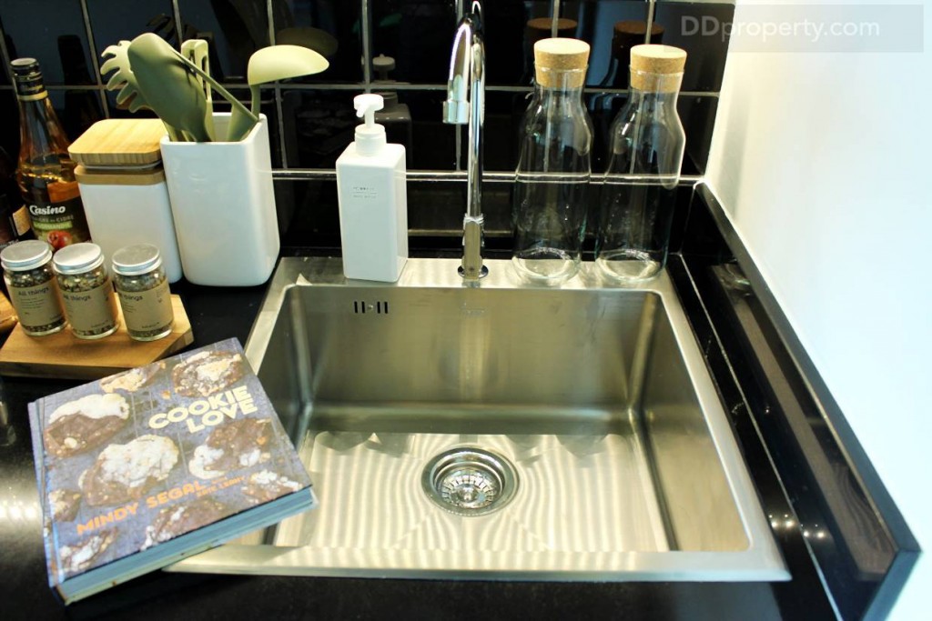 อ่างล้างจานที่ให้เป็นอะลูมิเนียมสีเงิน เป็นดีไซน์พิเศษที่ทำให้เฉพาะโครงการนี้เท่านั้น