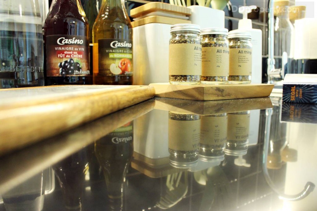 แพนทรี่ท็อปด้วยหินธรรมชาติสีดำ มีความแข็งแรงและทำความสะอาดง่าย