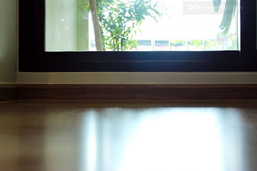 มีการยกขอบบริเวณประตูที่กั้นระหว่างห้องครัวและระเบียง ความสูงของขอบประมาณ 8 ซม.