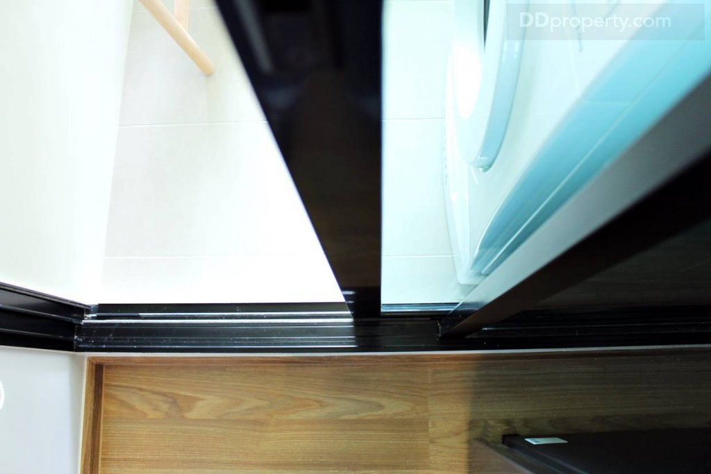 ขอบเป็นอะลูมิเนียมสีดำ พื้นที่ทางเดินภายในห้องครัวประมาณ 1 เมตร