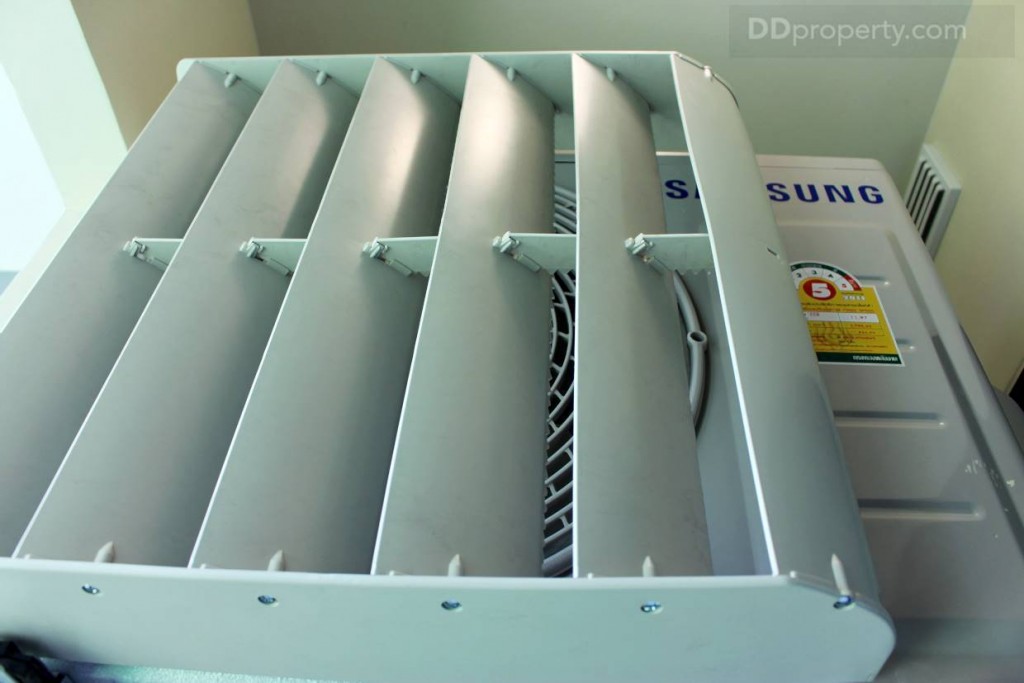 ทางโครงการมีการติดตั้ง “กริลแอร์” (แผงปรับทิศทางความร้อนของคอมเพรสเซอร์แอร์) ”