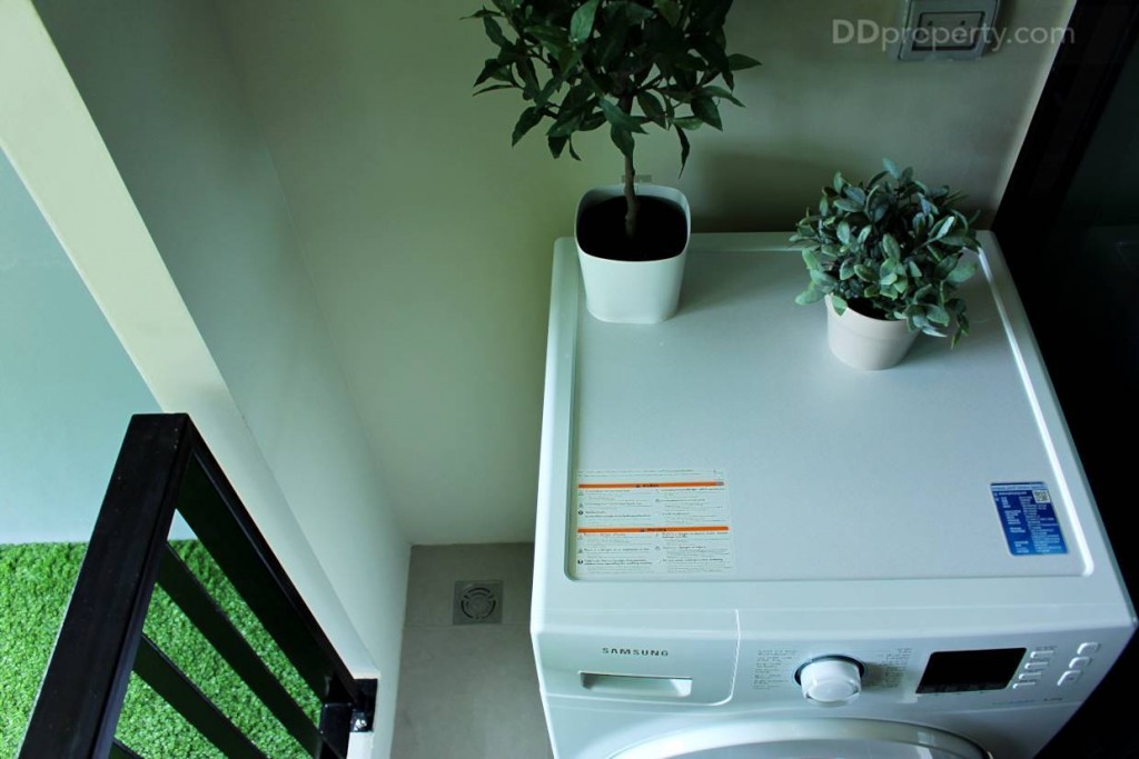 ใต้คอมเพรสเซอร์แอร์จะมีการเดินระบบปลั๊กไฟและระบบท่อ สำหรับตั้งเครื่องซักผ้า แต่เครื่องซักผ้าที่เห็นเอามาวางให้เป็นไอเดียเท่านั้น