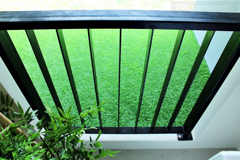 ระแนงระเบียงเป็นเหล็กสีดำธรรมดา