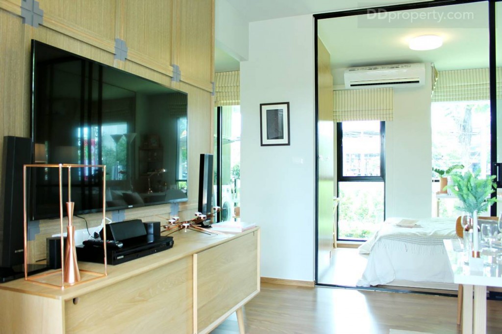 ด้านซ้ายมือเป็นชั้นวางทีวีลายไม้ ทางโครงการแต่งไว้ให้เป็นไอเดีย