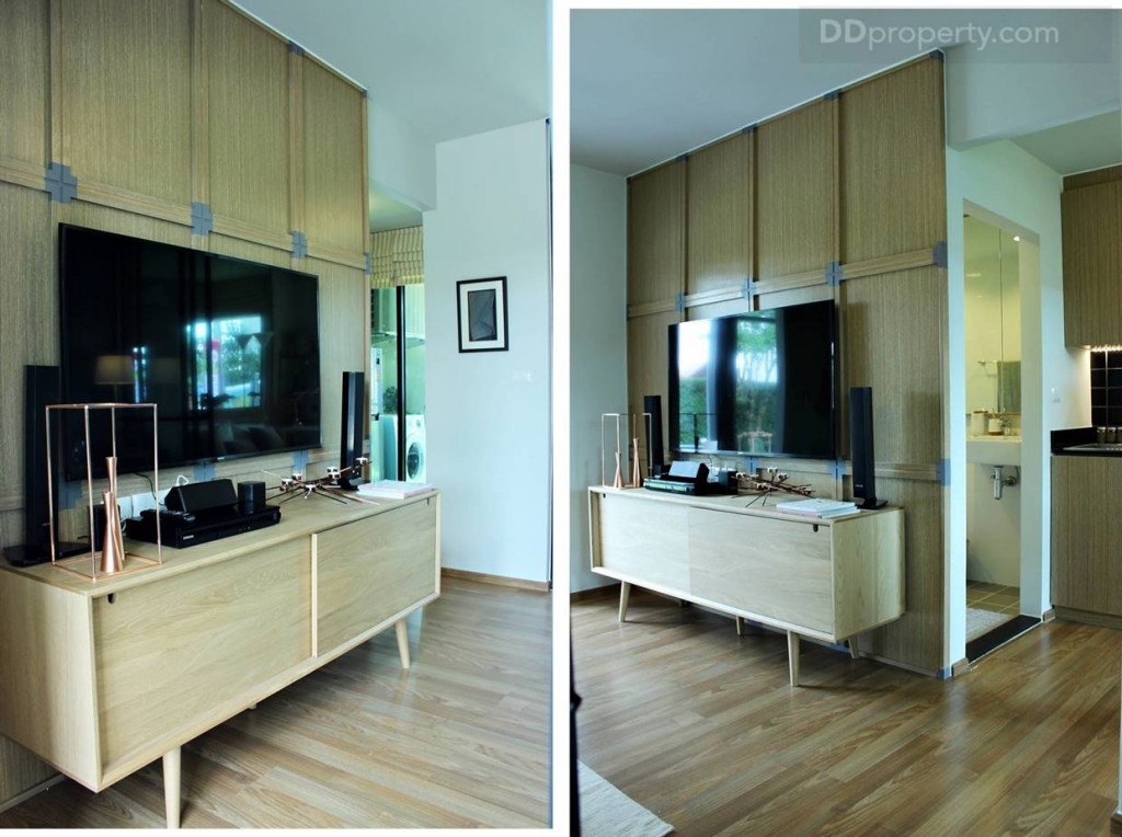 รูปซ้ายแสดงให้เห็นถึงความกว้างของห้องนั่งเล่น รูปขวา บริเวณด้านหลังชั้นวางทีวีจะเป็นห้องน้ำ