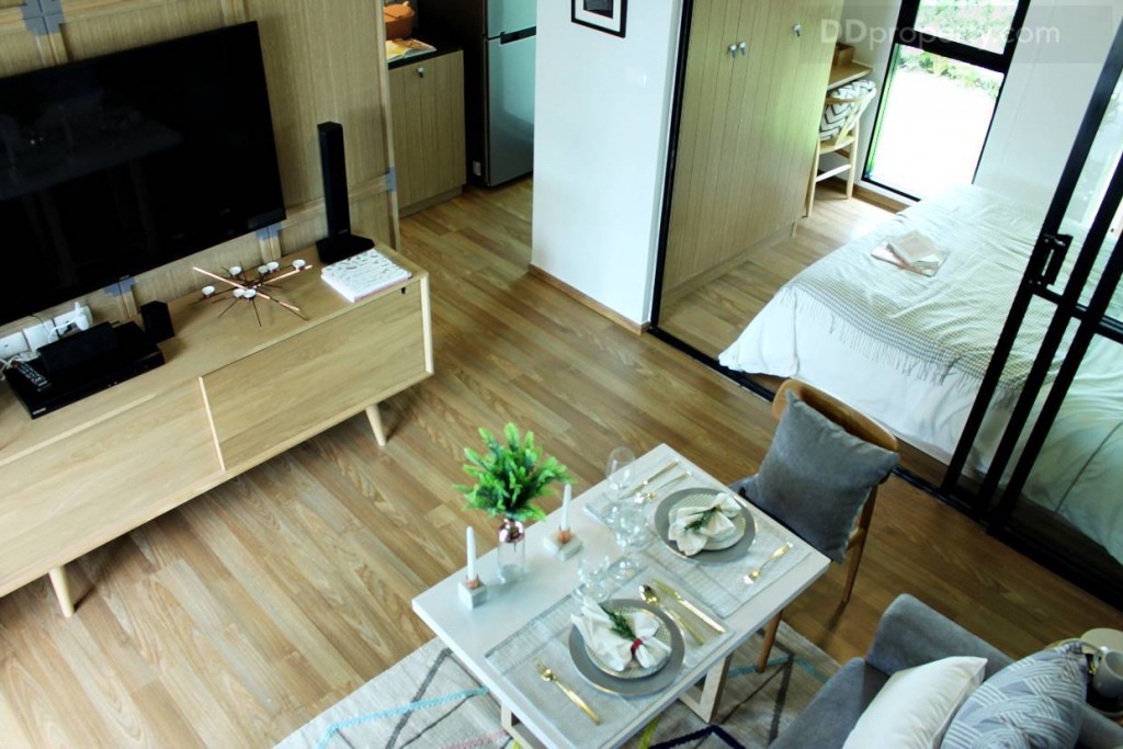 ภาพมุมสูงแสดงพื้นที่ใช้สอยภายในห้องที่มีมากพอสมควร