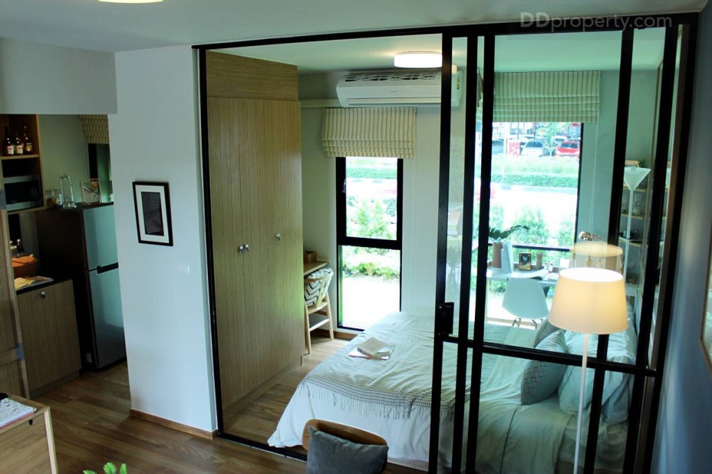 ความสูงของห้อง 2.6 เมตร  แต่ห้องครัวเพดานจะต่ำกว่าเพราะมีการวางระบบให้อยู่บริเวณห้องครัว