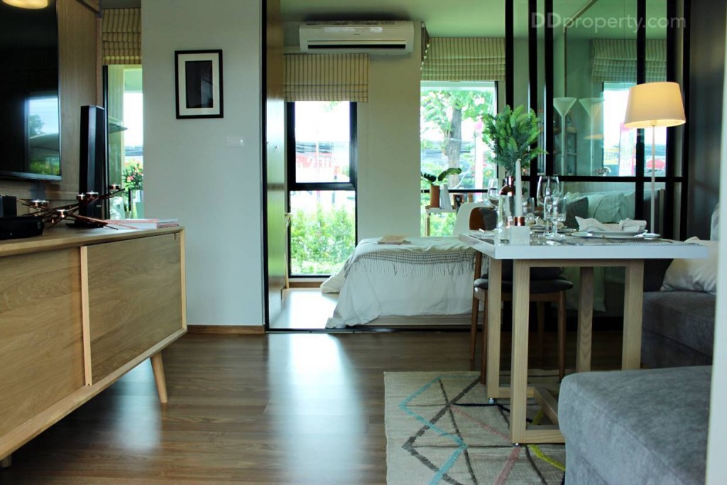 พื้นห้องเกือบทั้งหมดปูด้วยลามิเนตลายไม้หนา 8 มม. แบบมาตรฐาน