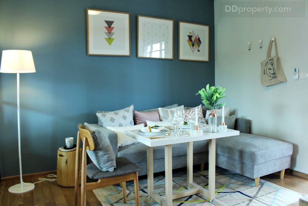 มุมห้องนั่งเล่นขนาดใหญ่ ที่นำโซฟาตัวใหญ่มาวางยังมืพื้นที่เหลือๆ