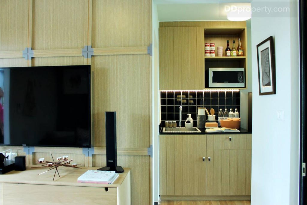 ชุดครัวบิลท์อินมาให้แบบเดียวกันกับห้อง Type A หน้ากว้างประมาณ 1.3 เมตร