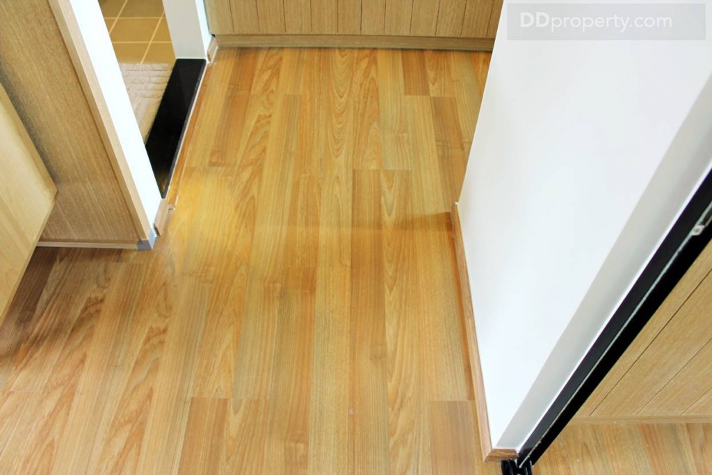 พื้นที่ทางเดินขนาด 1 เมตร โดยประมาณ ทางโครงการใช้ลามิเนตหนา 8 มม. ปูทั้งห้องยกเว้นห้องน้ำและระเบียง แต่ถ้าหากในห้องครัวน้ำหกบ่อยอาจทำให้ลามิเนตบวมได้นะครับ