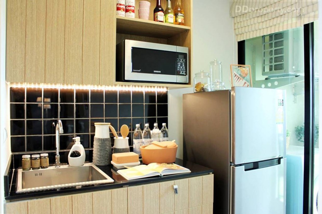 พื้นที่ทางเดินขนาด 1 เมตร โดยประมาณ ทางโครงการใช้ลามิเนตหนา 8 มม. ปูทั้งห้องยกเว้นห้องน้ำและระเบียง แต่ถ้าหากในห้องครัวน้ำหกบ่อยอาจทำให้ลามิเนตบวมได้นะครับ