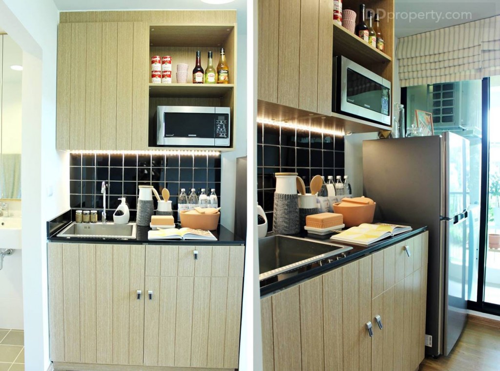 เวลาทำเมนูหนักๆ   แต่กลิ่งก็จะเข้าห้องอยู่ดีทางที่ดีถ้าจะจัดมื้อหนักๆ หรือชอบทำอาหารแนะนำให้ติดกระจกกั้นดีกว่าหรือไม่ก็ทำเมนูเบาๆก็พอรูปซ้ายครัวจะอยู่ติดกับห้องน้ำซึ่งมีที่ดูดอากาศ รูปขวามีตู้เย็น และระเบียง ที่สามารถเปิดประตูเพื่อระบายอากาศ ภายให้ห้อง