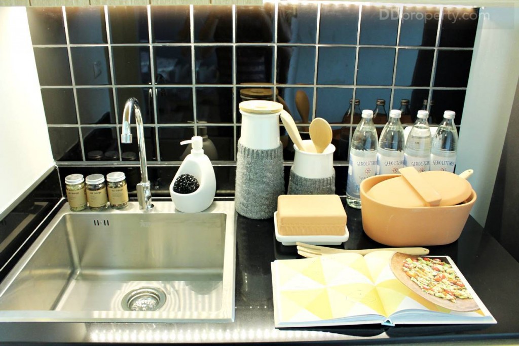 อ่างล้านจานอะลูมิเนียมดีไซน์เฉพาะโครงการ ท็อปครัวเป็นหินธรรมชาติสีดำ ผนังกรุด้วยกระเบื้องเพื่อความสวยงามและง่ายต่อการทำความสะอาด