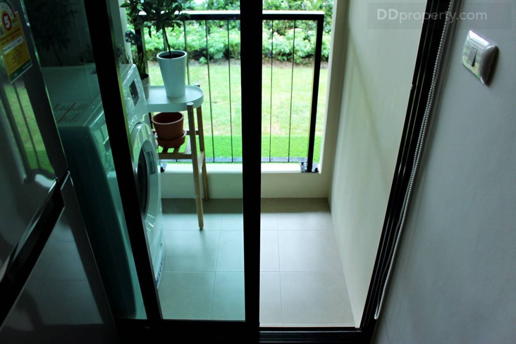 กั้นห้องครัวด้วยประตูกระจกบานเลื่อนแบบ 2 ตอน กระจกใสเขียวตัดแสง มีการยกขอบเช่นกัน พื้นที่ระเบียง 1.5 x 1.5 เมตร โดยประมาณ