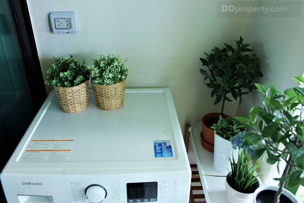 มืพื้นที่วางเครื่องซักผ้า  และมีพื้นที่ข้างๆ เหลือพอสมควร พร้อมเดินระบบน้ำ-ไฟให้เสร็จสรรพ