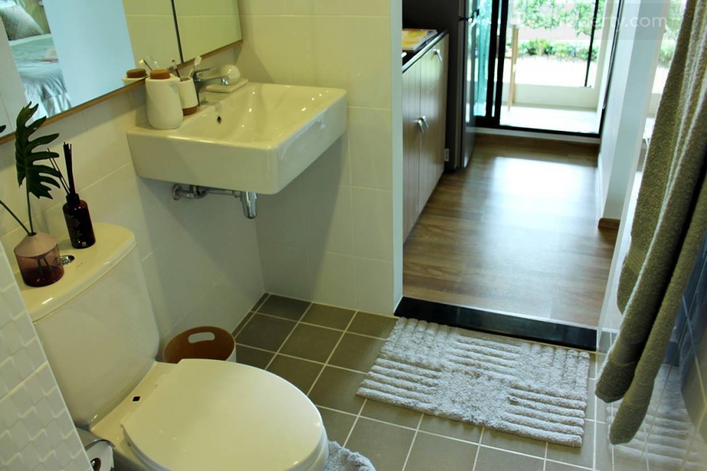 พื้นห้องน้ำจะปูด้วยกระเบื้องแบบเดียวกับห้องตัวอย่าง