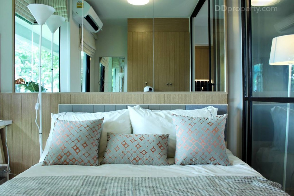 ห้องตัวอย่างทางโครงการใช้เตียงขนาด 5 ฟุต แสดงให้เห็นพื้นที่ภายในห้อง