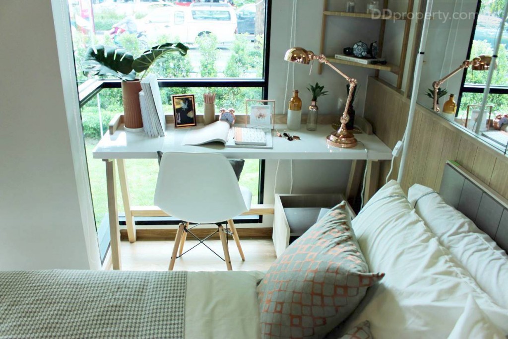 มีการเข้ามุมให้กับห้องพร้อมติดกระจกเข้ามุม ทำให้มีพื้นที่วางโต๊ะทำงาน หรือจะเป็นโซฟาเบดมาวางก็แล้วแต่ไอเดียการแต่งห้องของแต่ละคน
