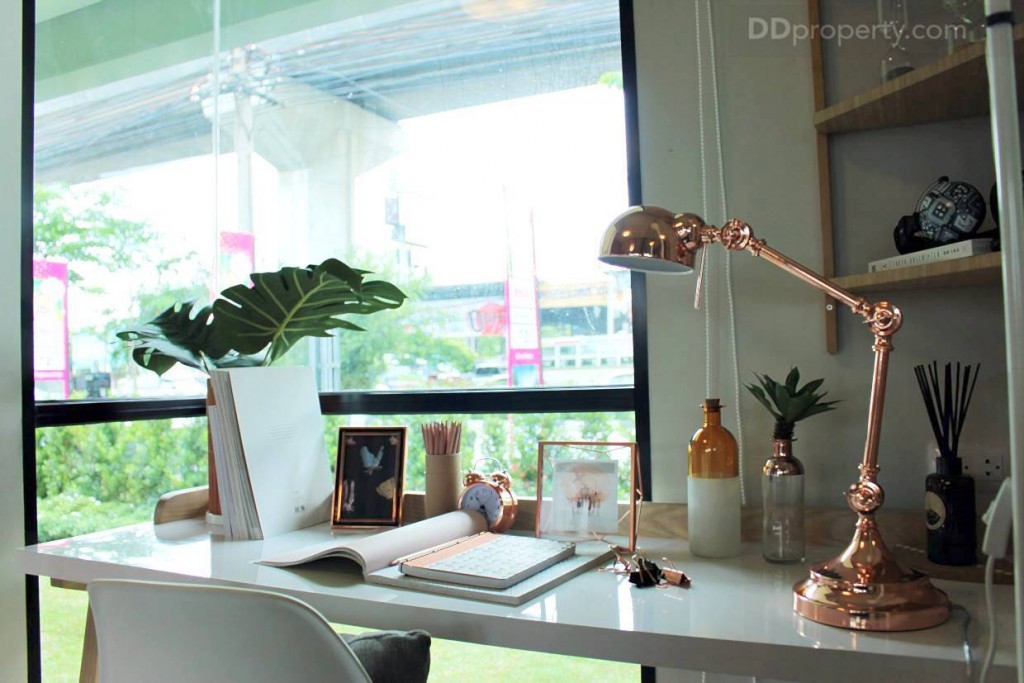 กระจกเข้ามุมบานใหญ่เปิดรับแสงและมุมมองให้กับห้องนอน ได้อย่างเต็มที่