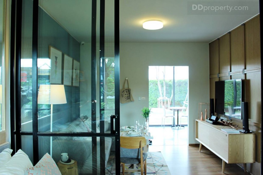 มุมมองของห้องนั่งเล่นจากภายในห้องนอนทำให้เห็นพื้นที่ที่เพื่มขึ้นของห้องนี้