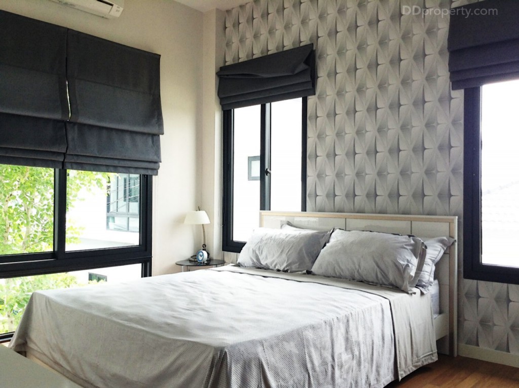 nc on green charmNc on Green Charm_102-081