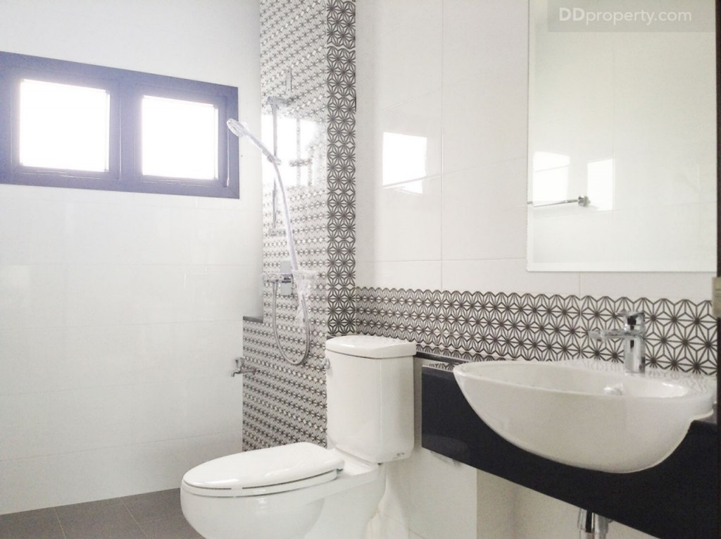 nc on green charmNc on Green Charm_103-082