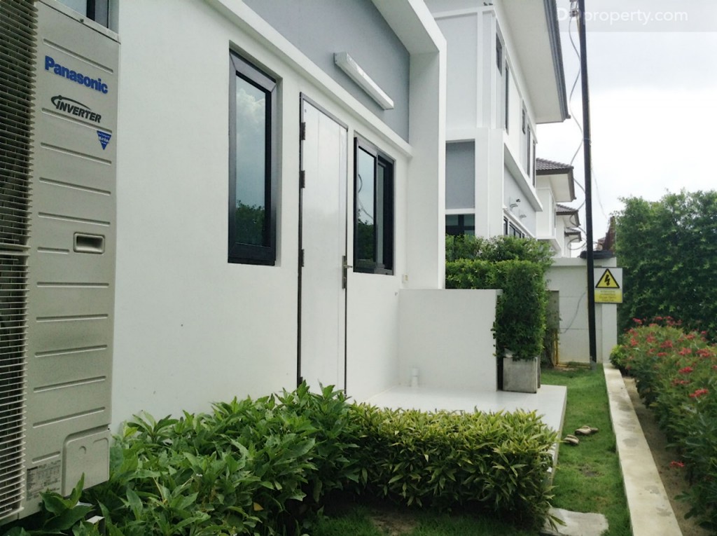 nc on green charmNc on Green Charm_106-085