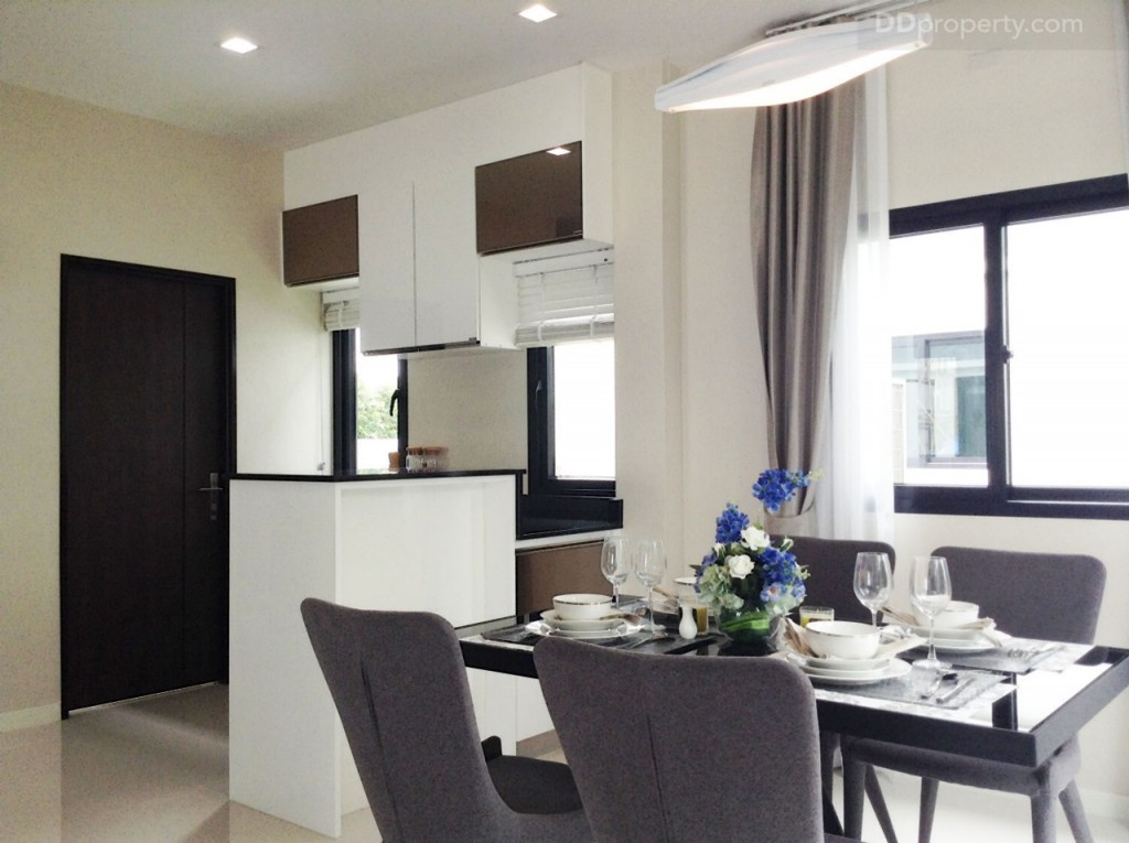 nc on green charmNc on Green Charm_111-089